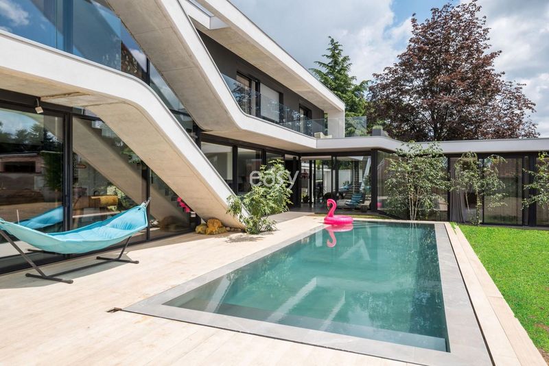 Contemporary modern villa available for rent for professional photo shootings in Lyon