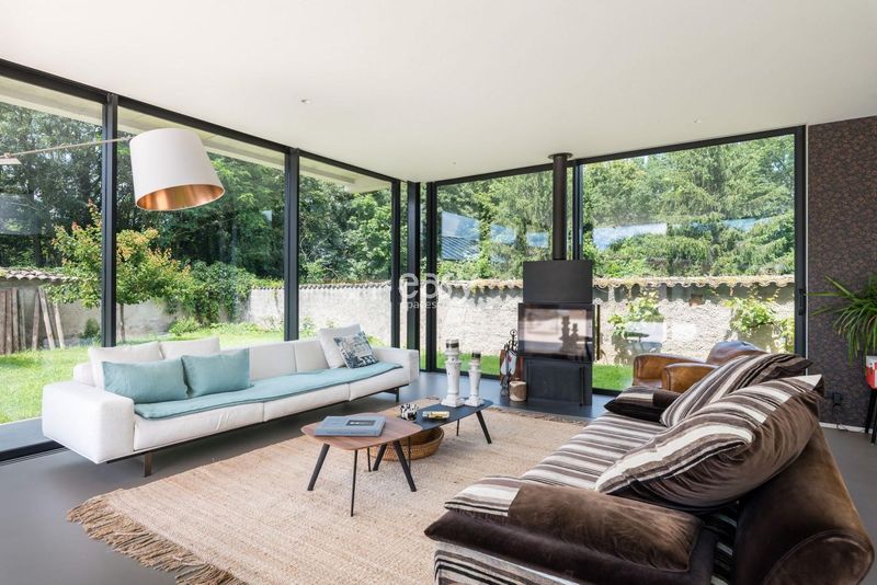 modern villa available for rent specifically designed for professional photo shoots in the city of Lyon