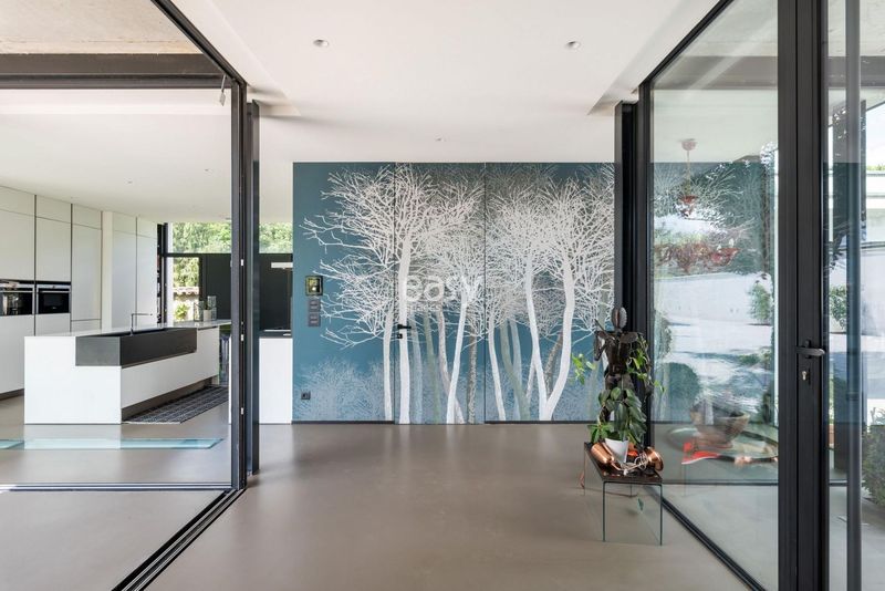 Who knows about a secret and undisclosed photoshoot location in Lyon that is hidden from most people?