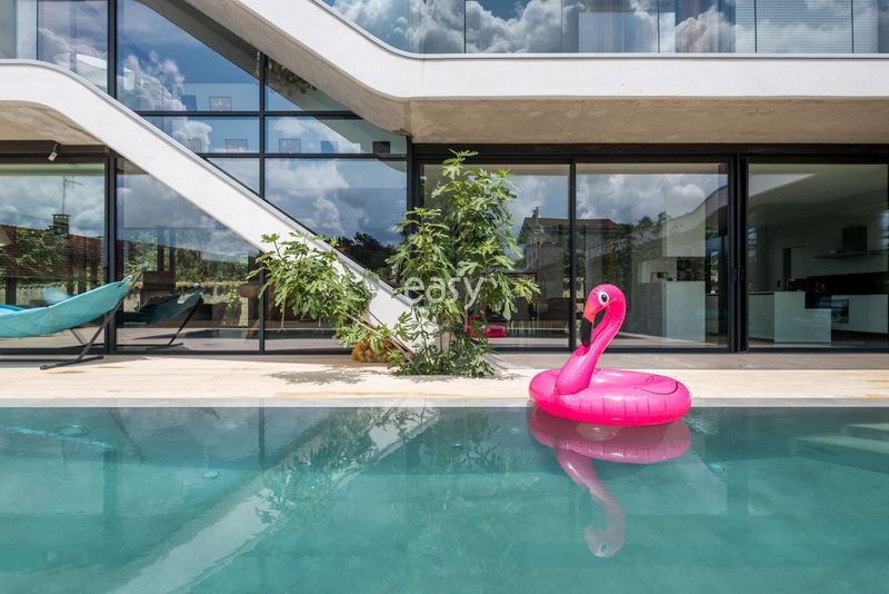 private villa available for rent for professional photo shoots in Lyon, ideal for creative photography sessions