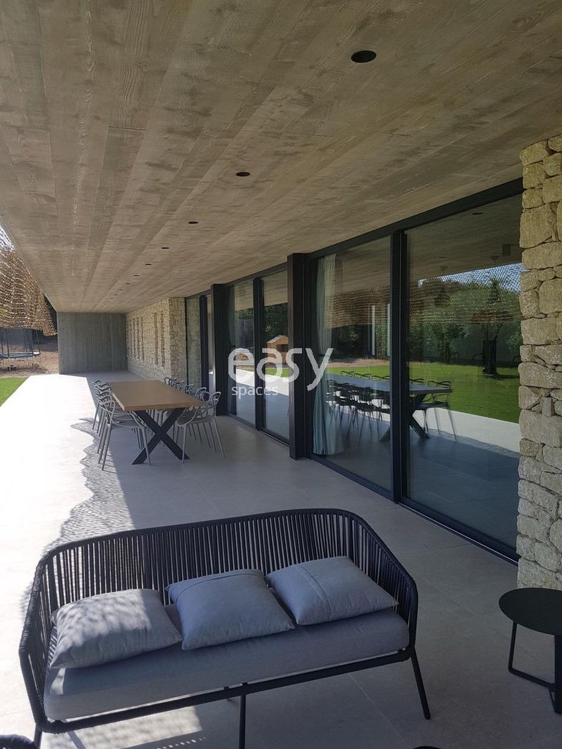 Location with a large terrace suitable for hosting events in the Vaucluse department, FRANCE