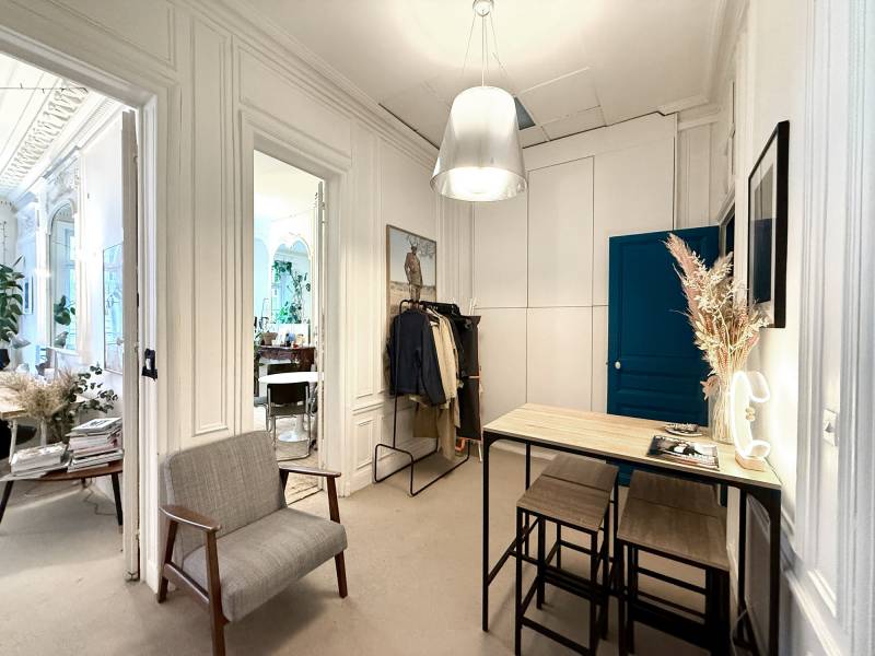 Decor for photo shoots in Paris, France with versatile and elegant settings