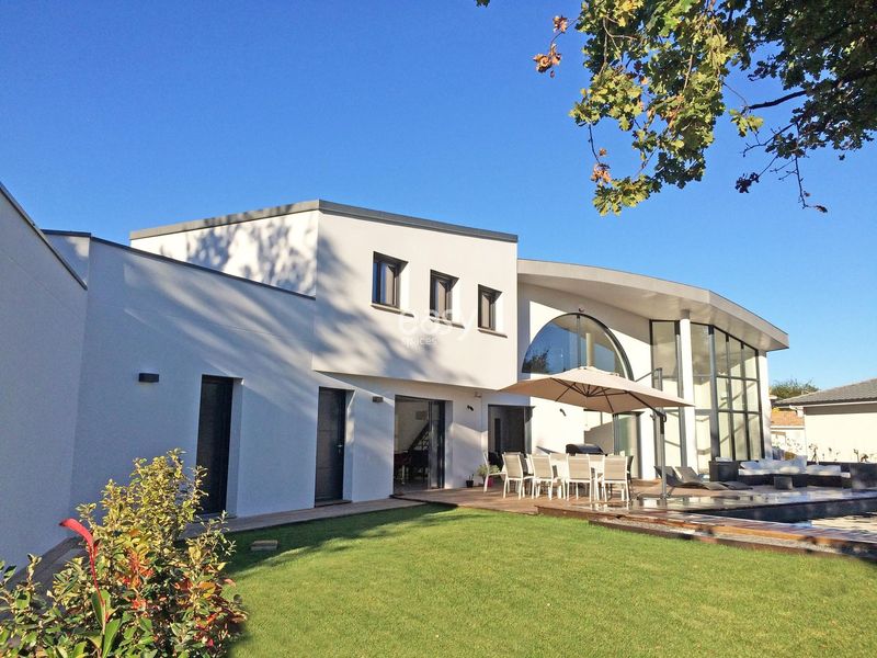 Filming locations in and around the beautiful city of Bordeaux