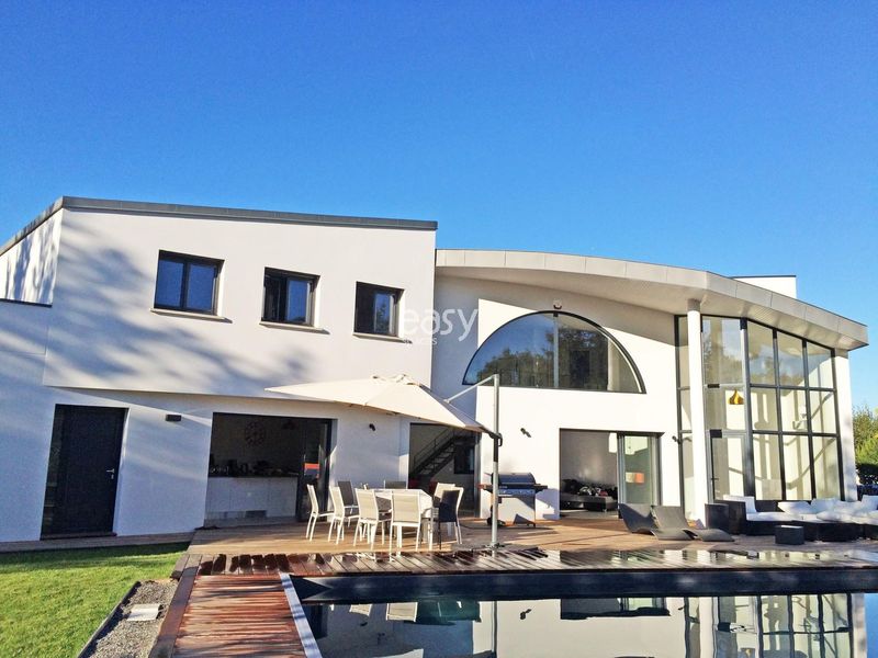 Unconventional and Unique Filming Location Situated in the Charming City of Bordeaux