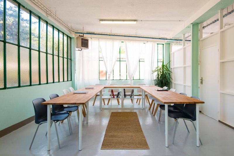 Scenic background designed specifically for professional photo shoots in Marseille