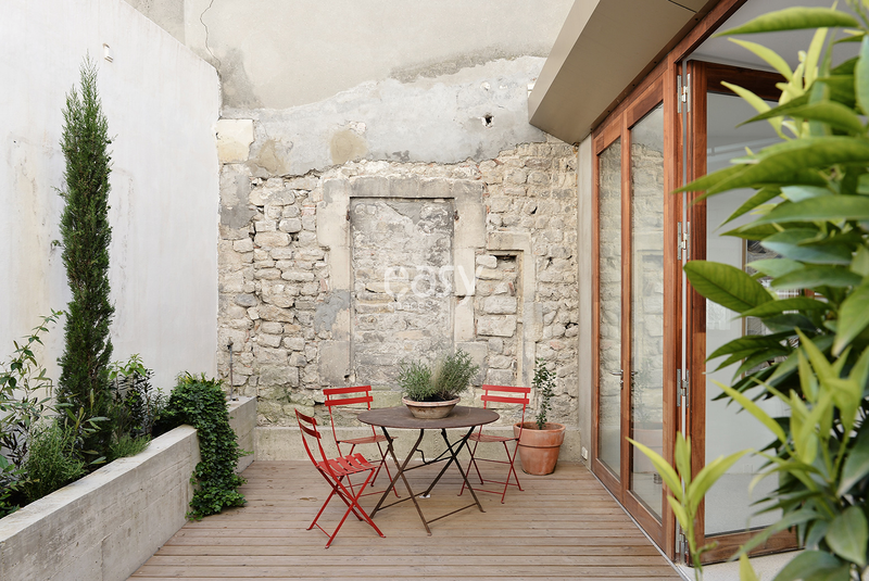 location of the photoshoot in the renowned city of Arles