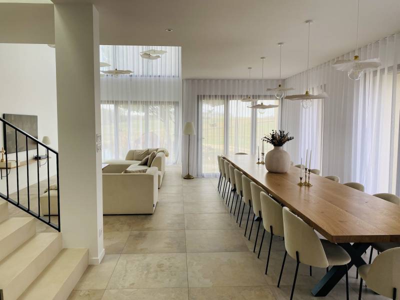 villa available for rent for filming purposes in FRANCE with all necessary amenities