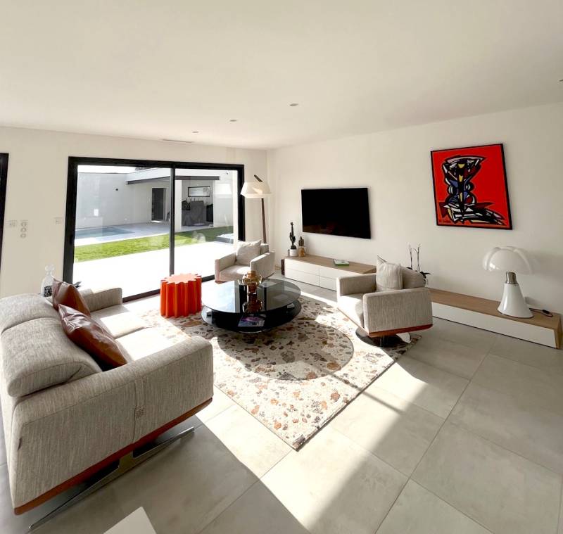 rent a modern house for a film shoot in the city of Toulouse in FRANCE