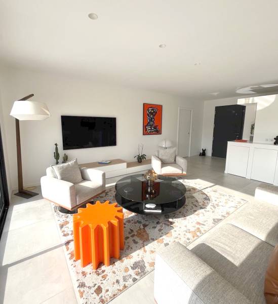 renting a house for filming purposes near the city of Toulouse in FRANCE