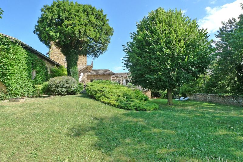 house with a beautiful and spacious exterior ideal for photoshoot in lyon