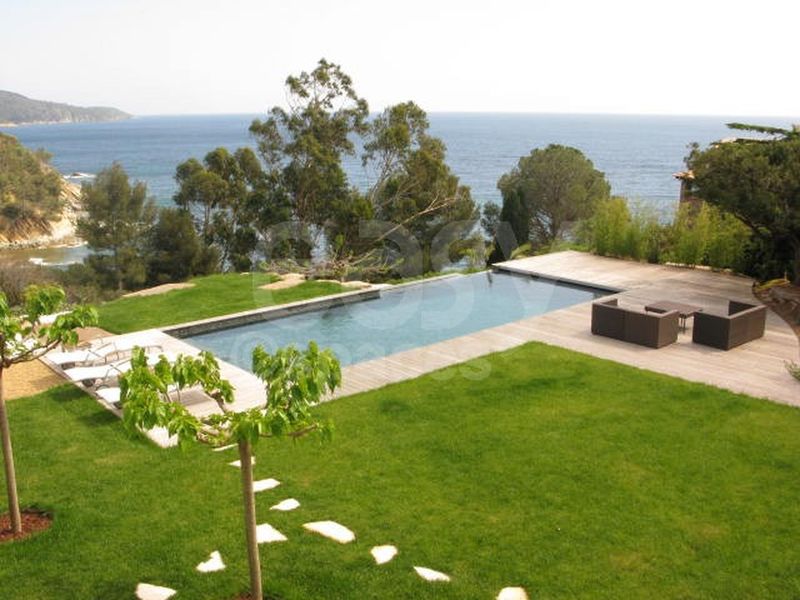 Contemporary modern house available for rent for professional photo productions in Saint Tropez 83