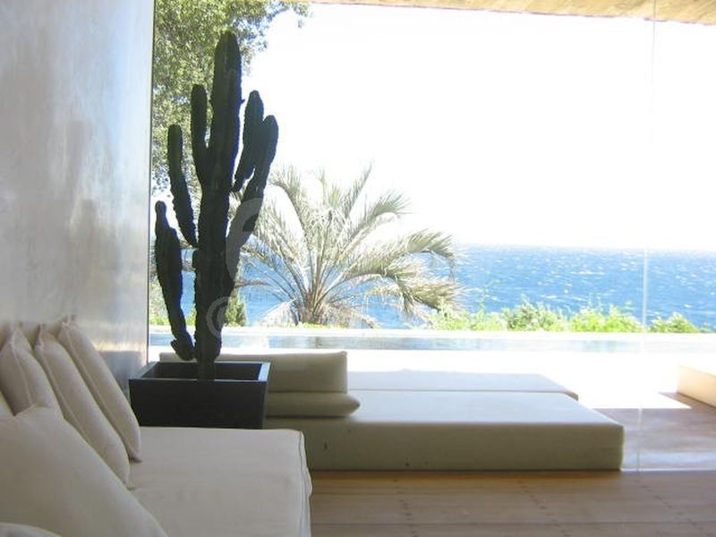 modern house rental for film shootings in Toulon Var with all necessary amenities