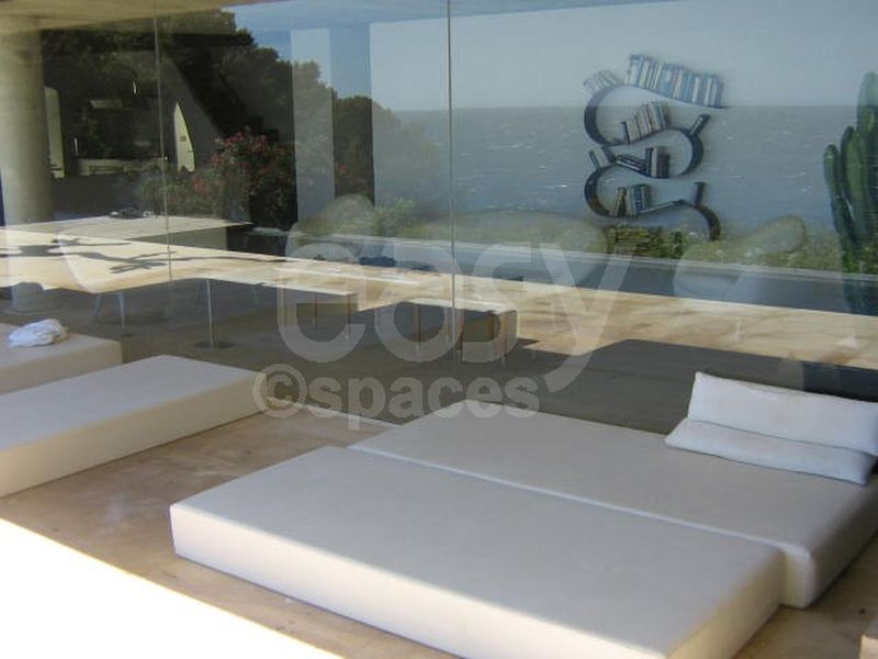 Contemporary villa available for rent specifically designed for professional photo productions in Toulon, Var