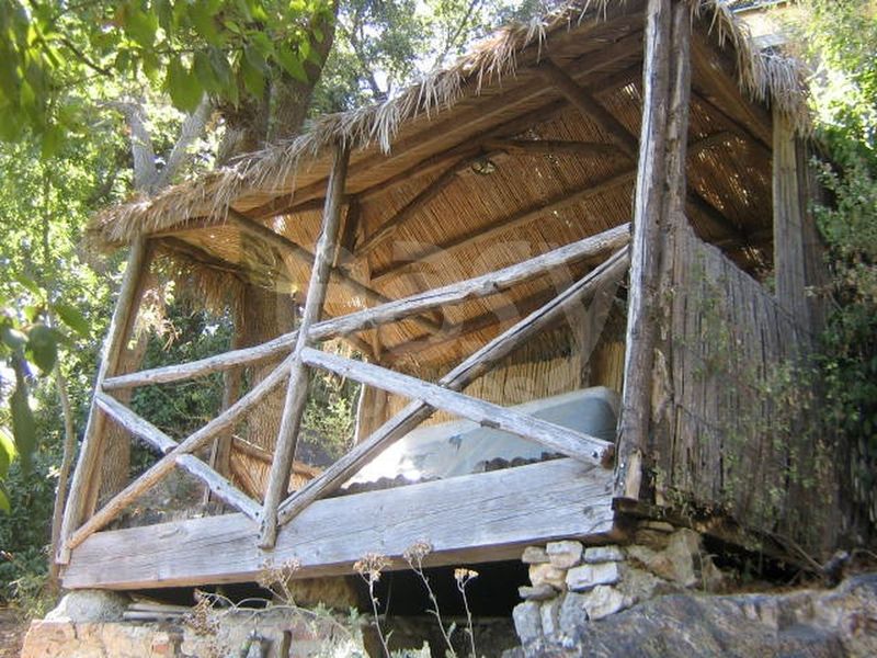 bamboo hut located in a garden available for rent in the city of Toulon in the Var region