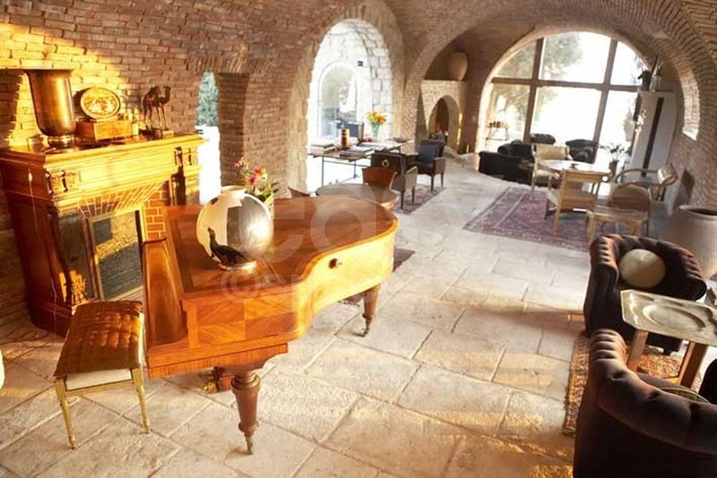 Renting a place suitable for taking photos or filming purposes in the picturesque southeast region of France