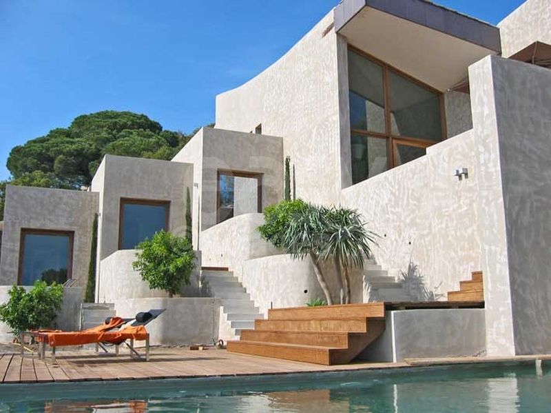 Location scouting and identification services for professional clients primarily in the southern region of France