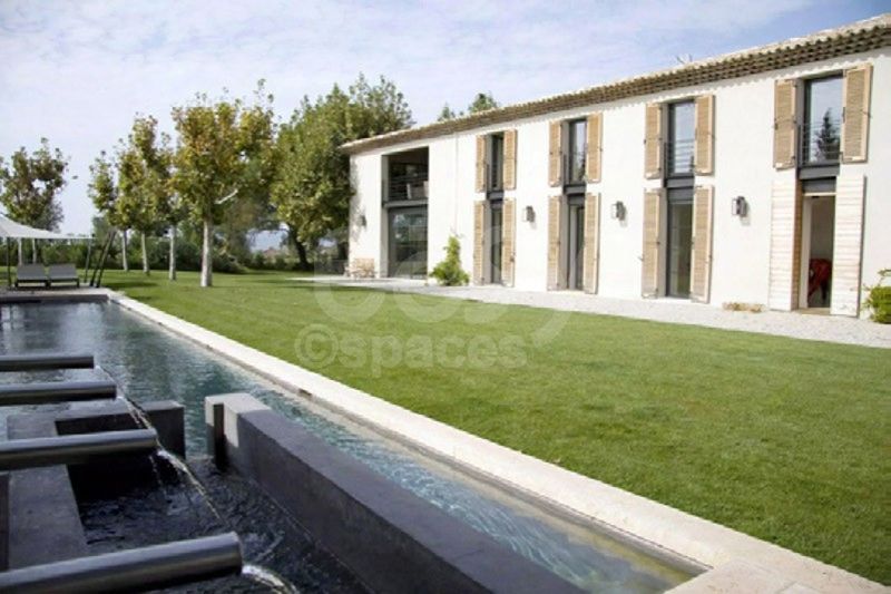 house available for rent specifically designed for film and photo shoots in the beautiful sunny south of France near the cultural city of Aix en Provence