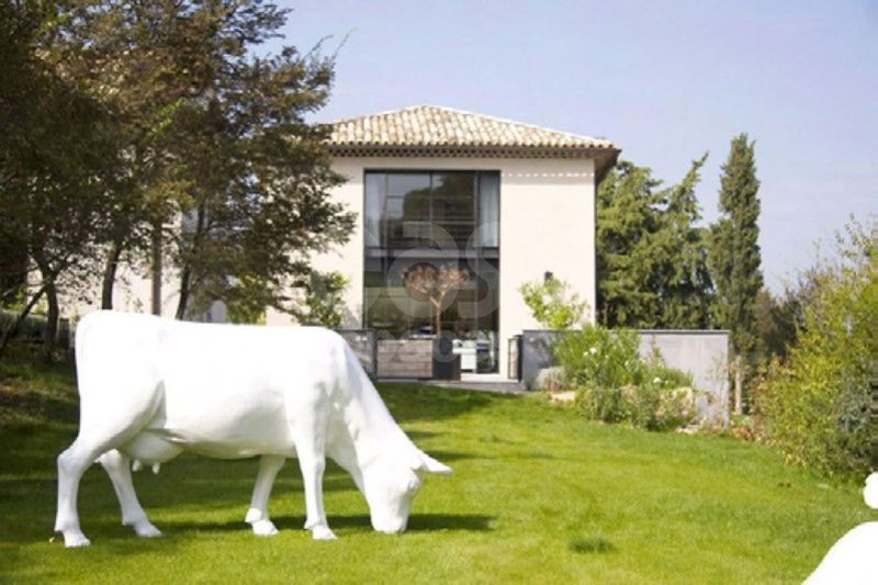 location of venues and settings for cinema and television productions in Aix-en-Provence and Marseille with extensive options available