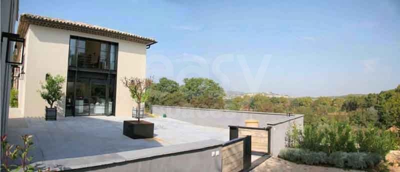 House rental with a long swimming corridor specifically designed for film shootings and photo sessions in Aix-en-Provence