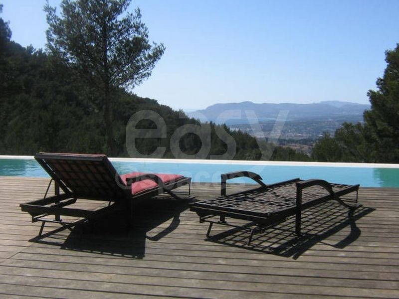 Villa with a swimming pool and breathtaking panoramic views in the southern region of France