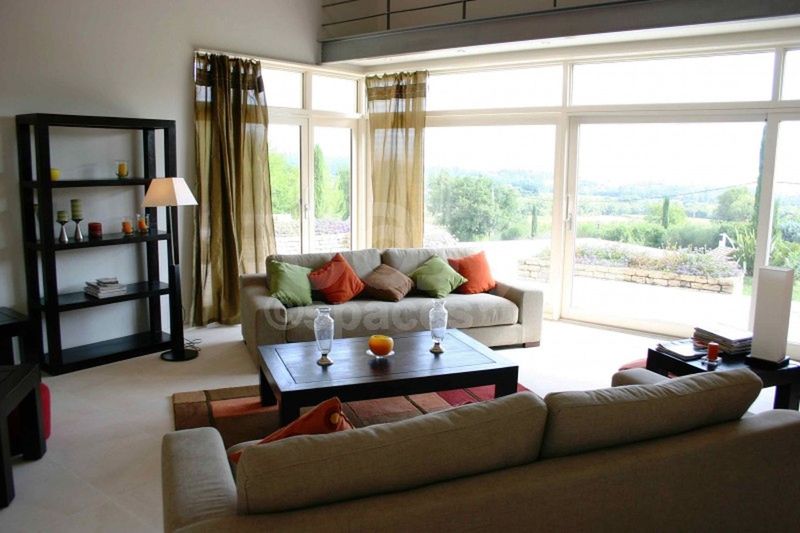 rent a house with a swimming pool near Avignon suitable for photoshoots and filming in the Provence Alpes Côte d'Azur region