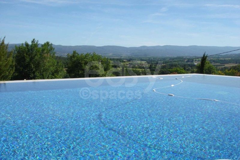 rental of stone farmhouse with swimming pool for film shoots and photo productions in the scenic Luberon and Alpilles regions
