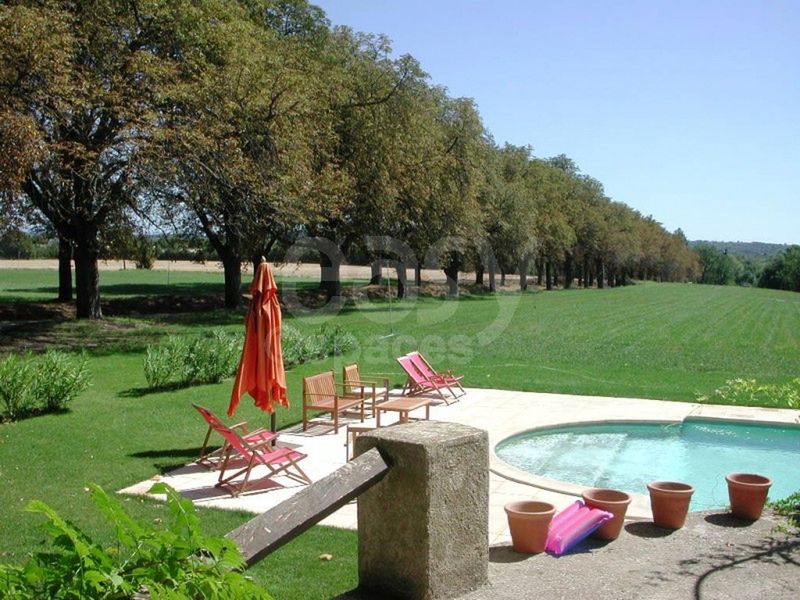 Rental of a castle venue for filming and photography production in Bouches-du-Rhône region