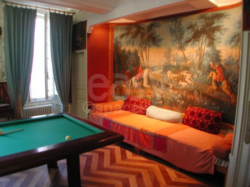 Rental of elaborate sets including a billiard room perfect for photo productions and filming in the Bouches-du-Rhône region