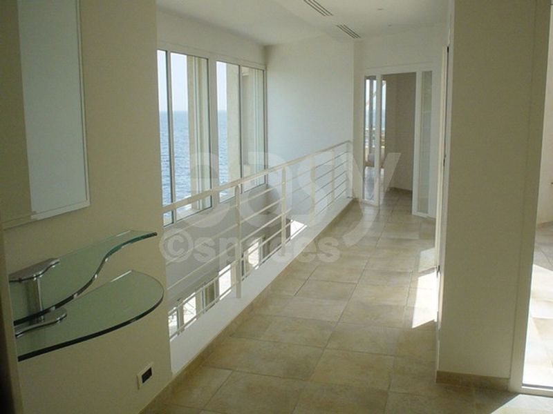 modern villa with swimming pool available for photo shoot rental in Marseille