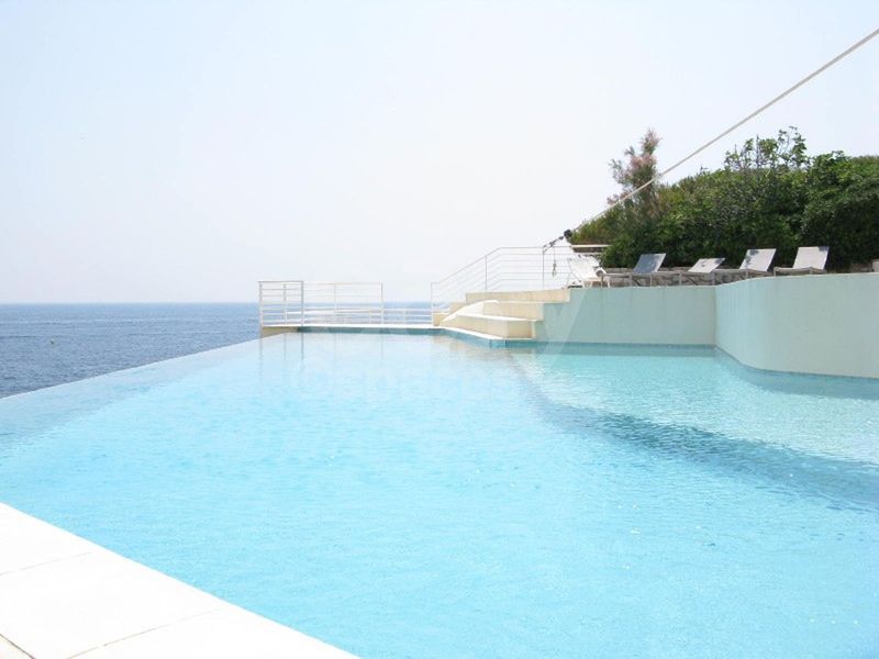 Swimming pool available for rent specifically for professional filming and photo shoots in Marseille, France