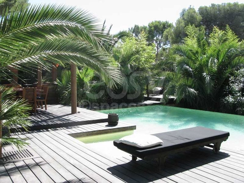 rental of a contemporary house with swimming pool and wooden terrace located in Marseille