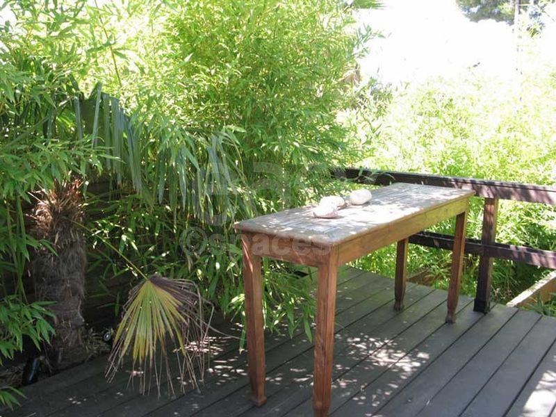 zen wooden terrace in an architect's house featuring a swimming pool in Marseille