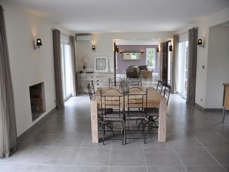 villa with a private swimming pool available for rent specifically for filming movies and/or professional photo shoots in Cannes