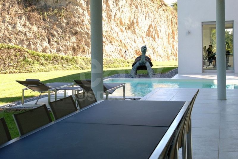 rental of filming locations suitable for cinema and television production including swimming pools in Lyon area