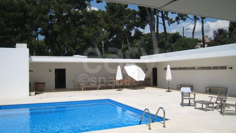 Rental of a modern architect-designed house with a large private swimming pool perfect for filming projects in the beautiful South of France
