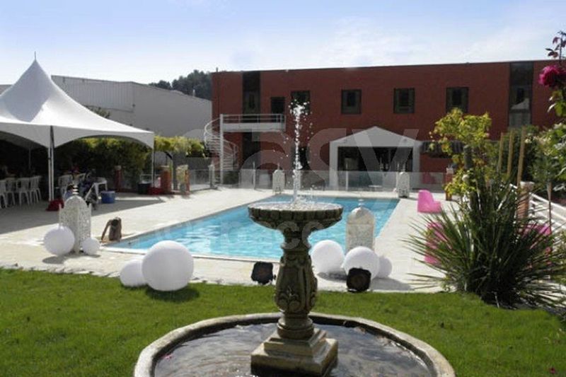 Where to find a suitable location with a swimming pool for hosting a professional event in Aix en Provence