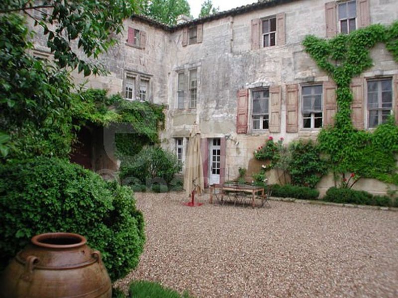 rental of a beautiful and elegant estate perfectly suited for filming movies in Arles
