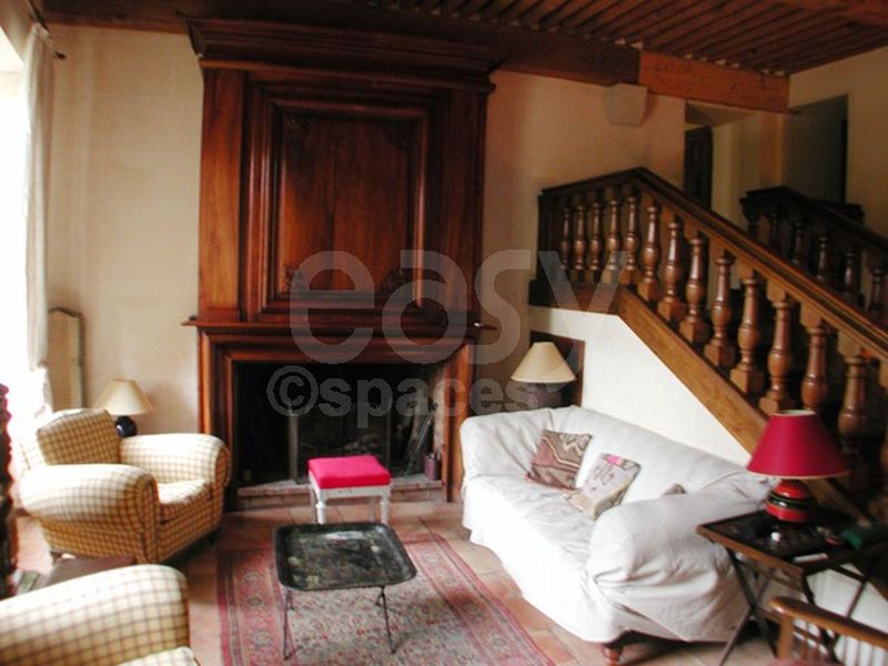 rental of venues suitable for professional photo shoots in the city of Arles