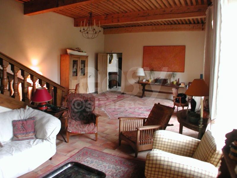 scenery rental with a large outdoor courtyard suitable for film shooting in Arles