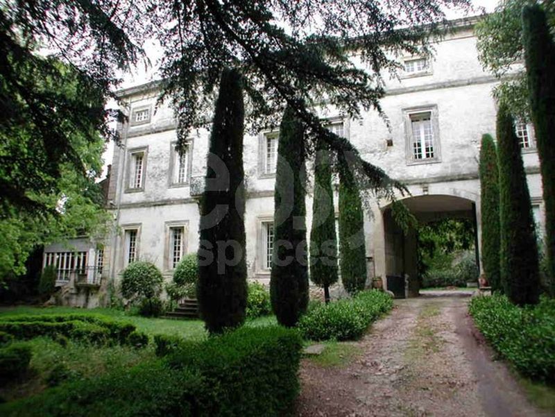 rental of a film set with a large exterior courtyard perfectly suited for cinema in Arles