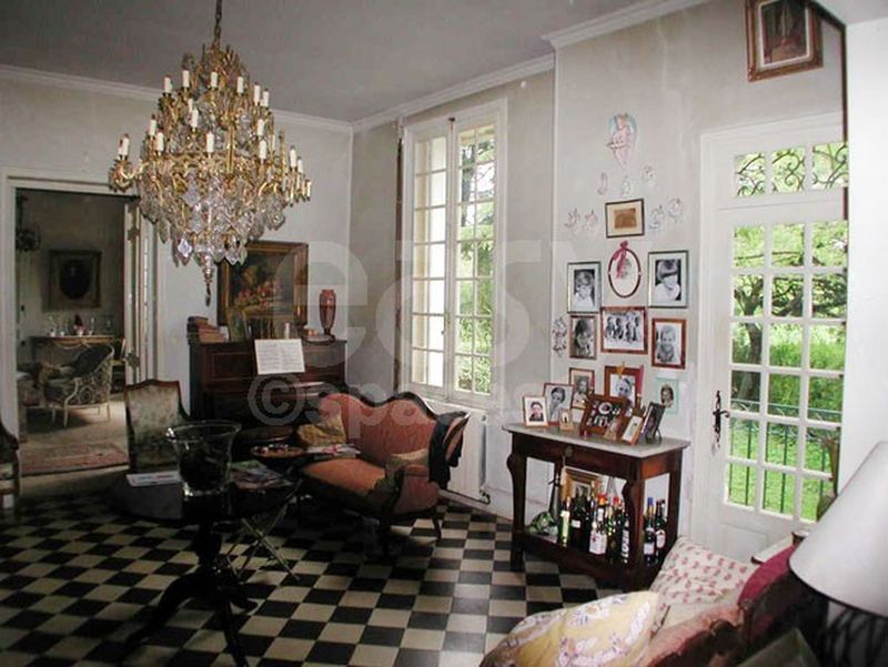 Rental of a beautiful and spacious property with a magnificent garden ideal for photo shoots in Arles