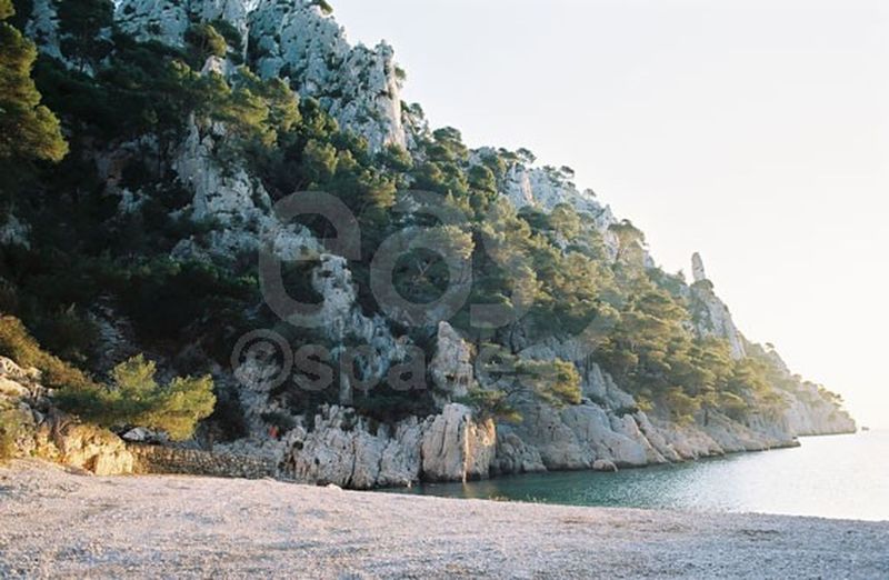 searches for natural settings and outdoor locations suitable for film production in the southern region of France