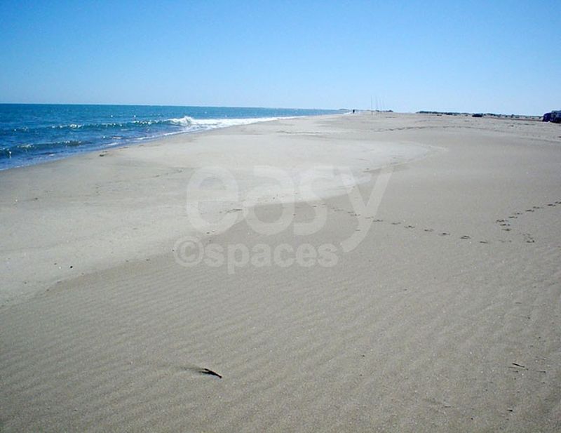 find a surveyor specializing in property boundary identification located in the southeastern region of France