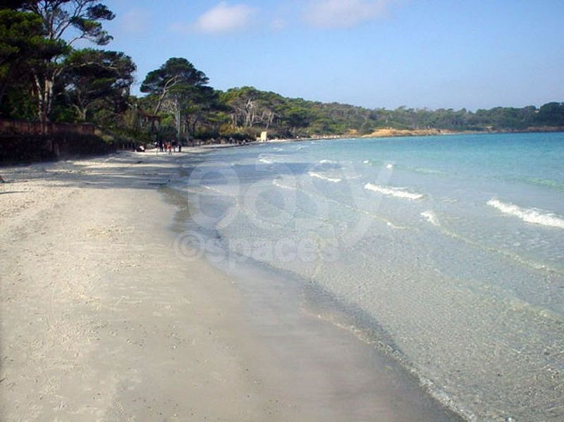 Beach location ideal for a professional outdoor photo shoot session in the Var region
