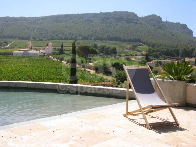 rental of filming locations and movie sets featuring stones and charming Marseille atmosphere