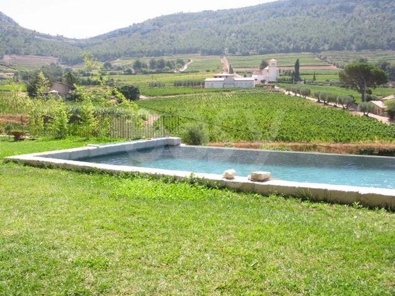 house rental in the heart of the peaceful countryside ideal for film shootings near Marseille