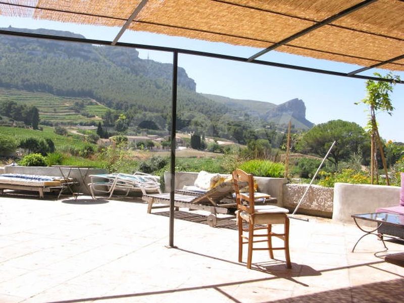 Villa rental with a large garden and private swimming pool ideal for filming and professional photo shoots located in Marseille