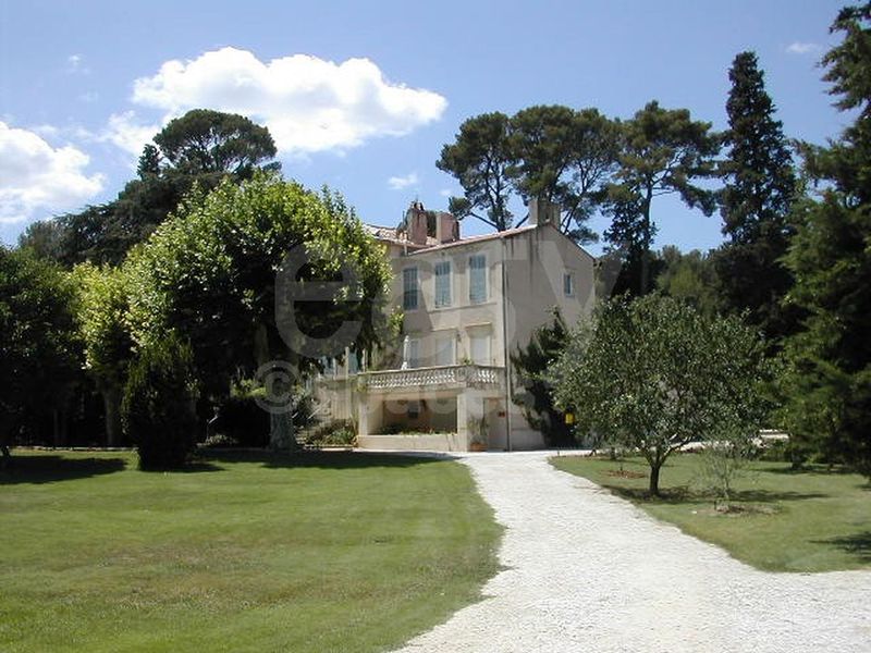 rental of filming locations and cinematic sets available in the city of Marseille for movie productions