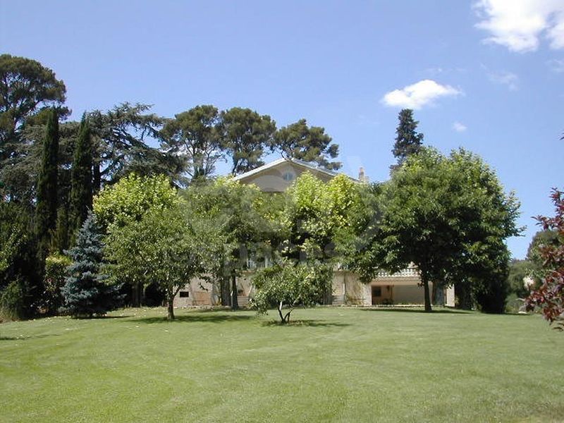 rental of venue locations specifically designed for professional photo production shoots in the city of Marseille