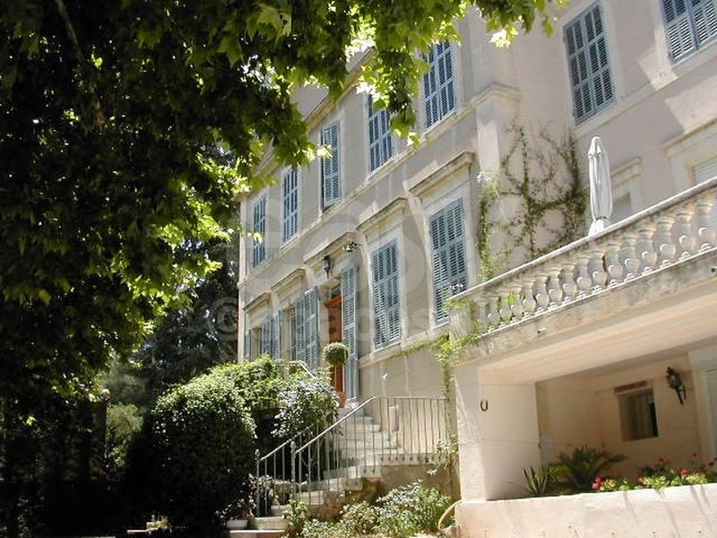 rental of a venue for an outdoor garden furniture catalog shoot near Marseille